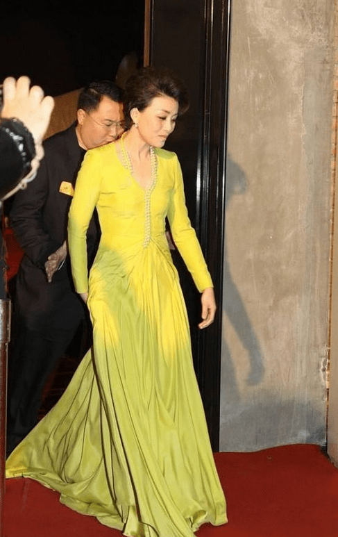 原创被杨澜的身材惊艳了穿黄色修身裙走红毯青春时尚女神范十足