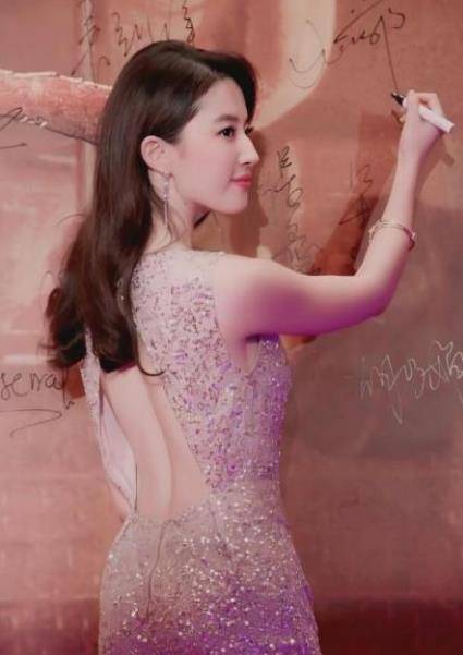 设计|刘亦菲自带“仙女”光环,穿闪片裙秀出锁骨,33岁还保养这么好