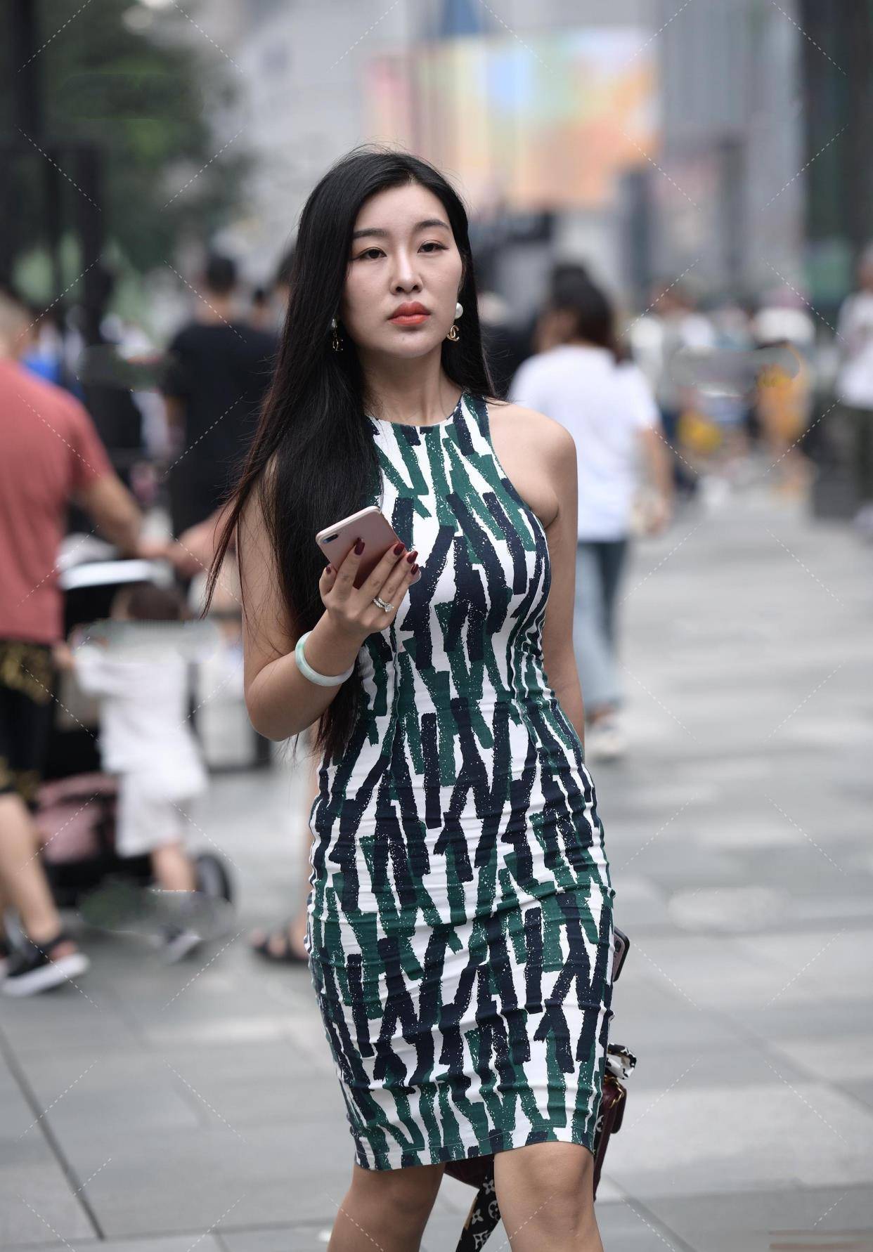 时尚|黑色的装扮更具气质和内涵，能轻松地穿上迷人的时尚风格
