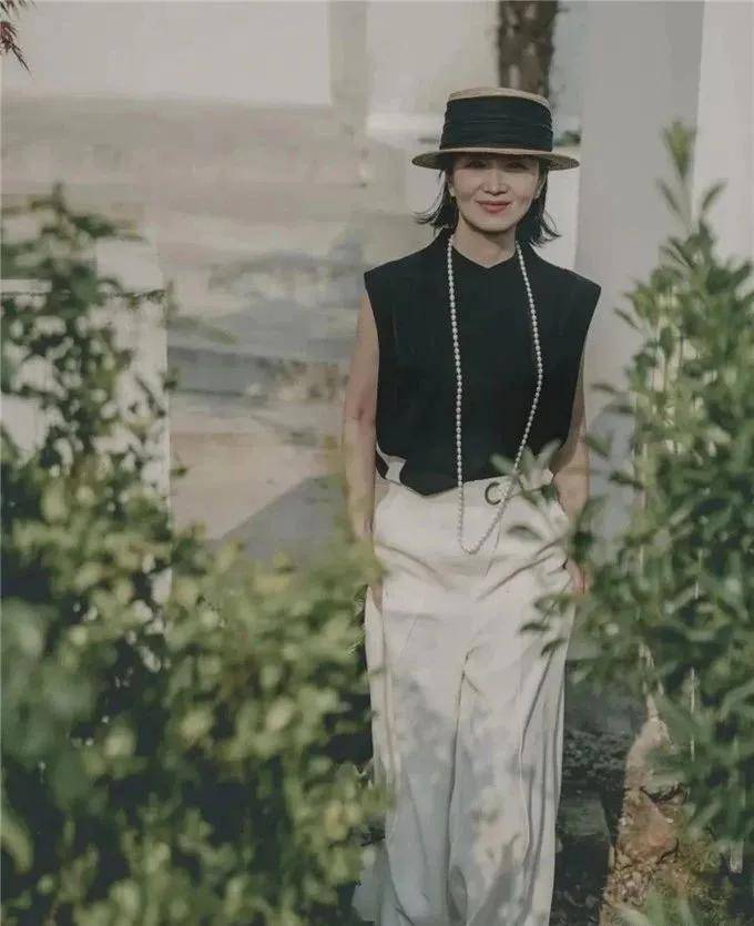 整体|女人50岁以后，夏天少穿T恤，瞧三木妈妈这样穿，优雅又时髦