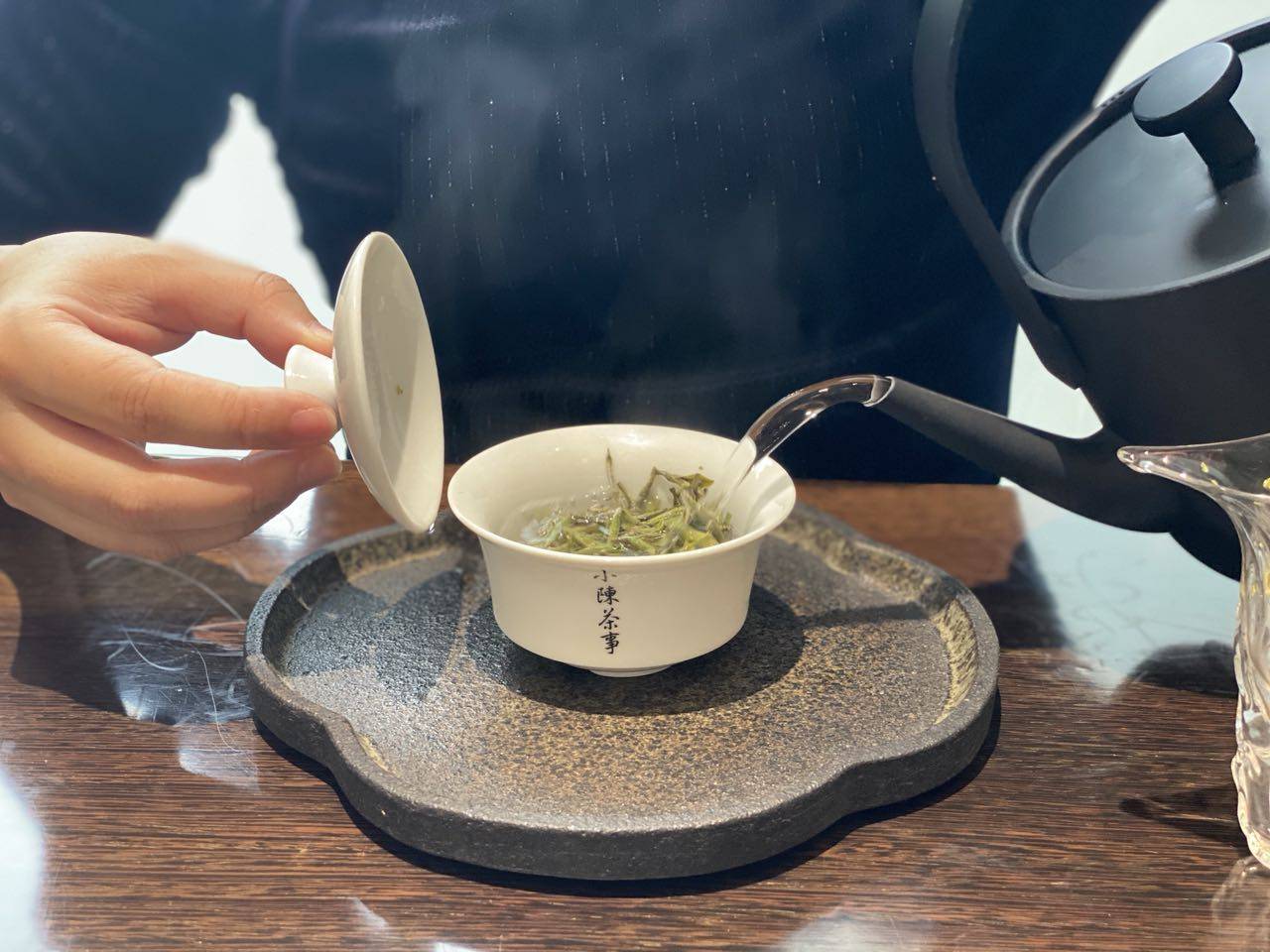 沸水|85℃热水与100℃沸水，哪个水温更适合白茶？你喝对了吗？