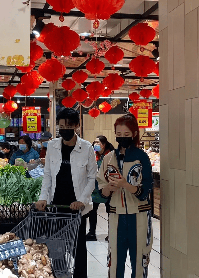 染红|蔡少芬奔五年纪也“叛逆”，染红发配橘色西装，又潮又酷不输00后