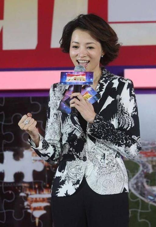 保养|47岁董卿印花连衣裙亮相，因严格保养皮肤身材，如今仍然有少女感