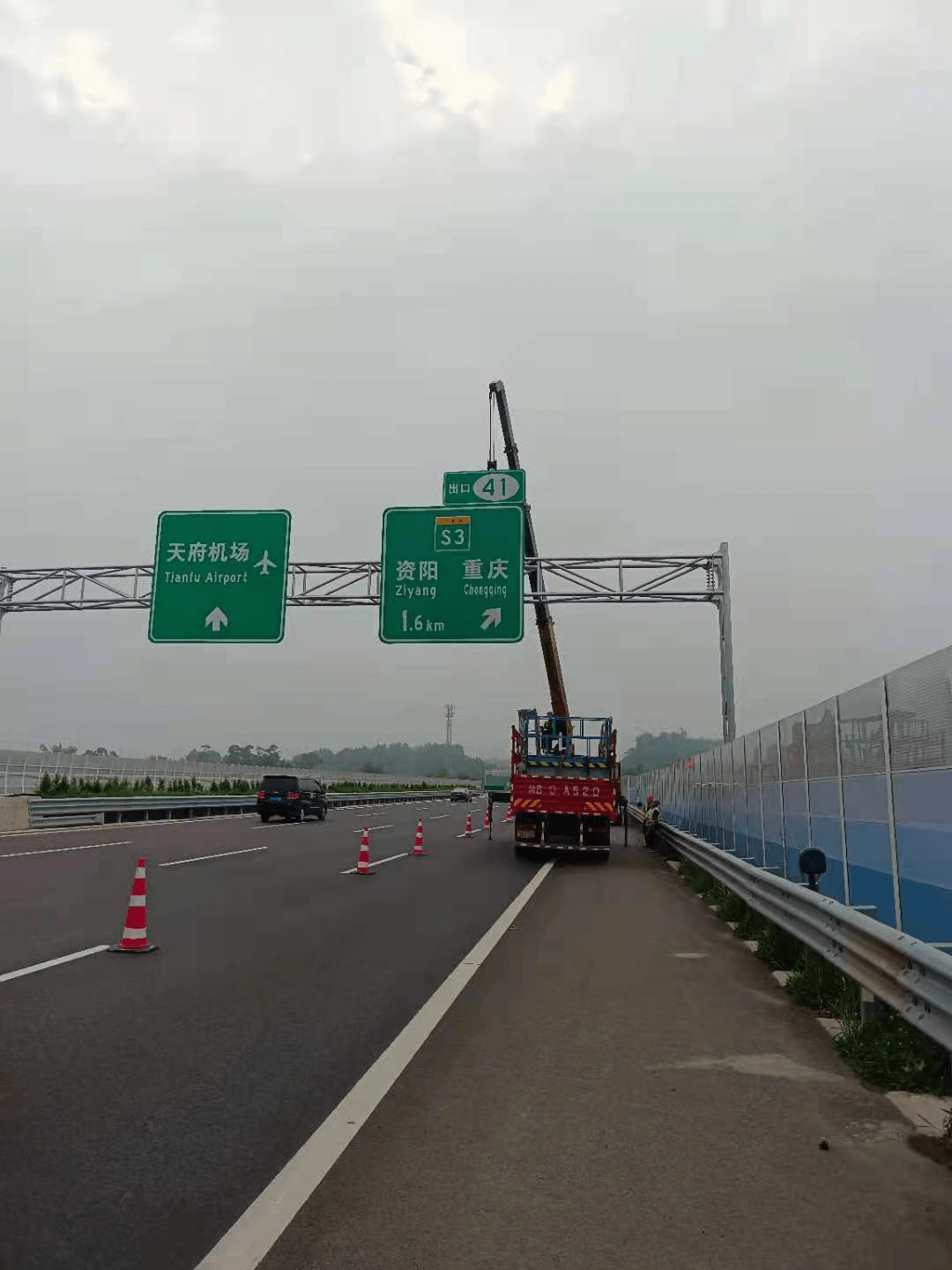 双机场沿线交通标志标牌"更新换代",不怕再走错啦!