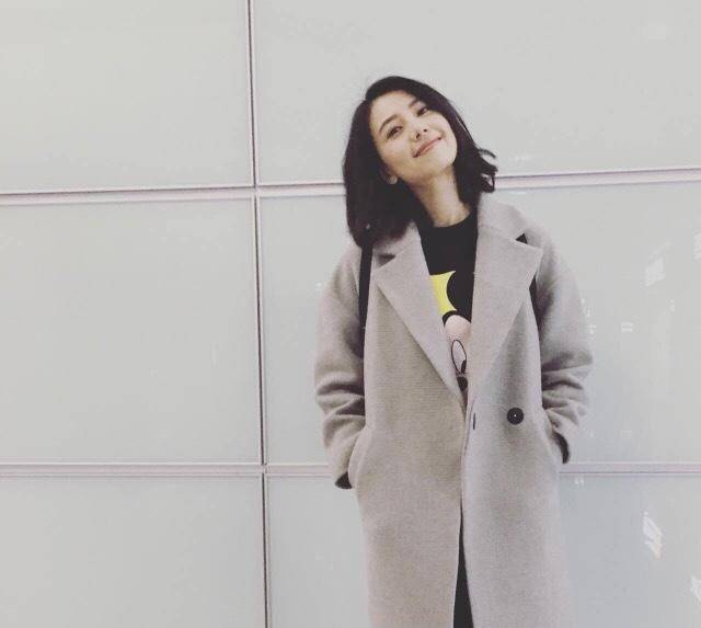 黑色|高圆圆的气质一般人学不来，黑色收腰连衣裙简约低调，高级感爆棚
