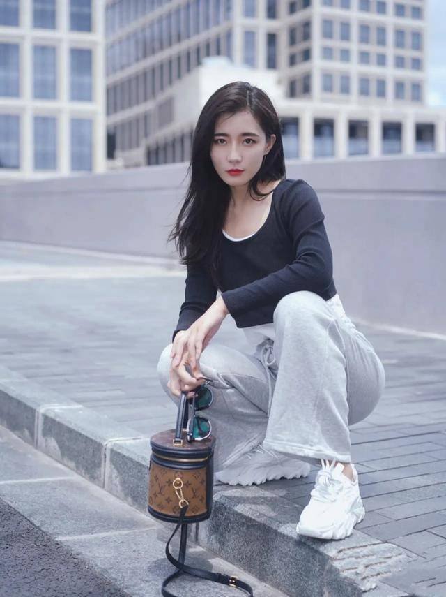 黑色|休闲时髦运动风内衬搭配针织，灰阔腿休闲裤，休闲又舒服的一套
