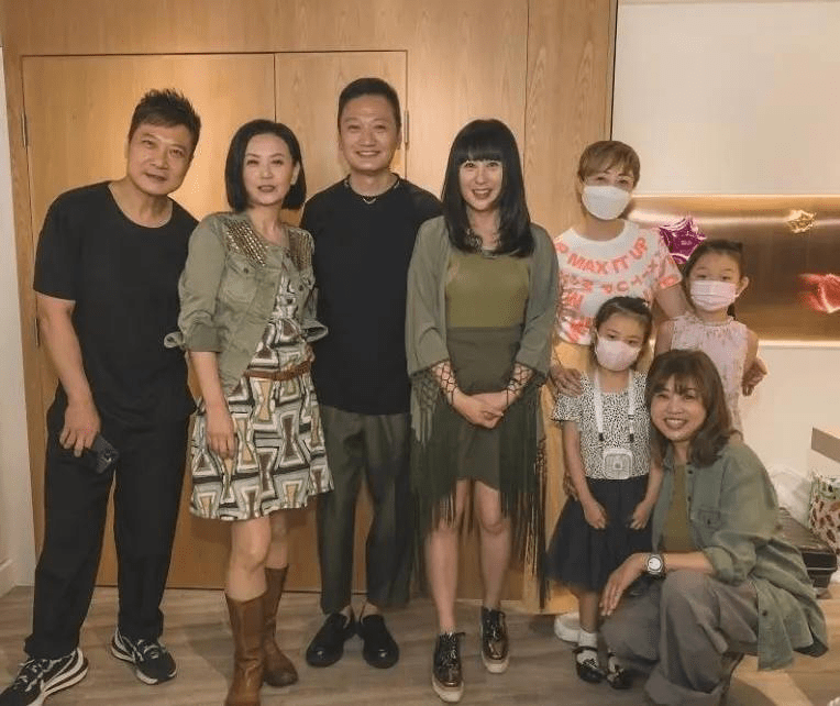 曾华倩|曾华倩晒聚会照，56岁留波波头腹部却凹陷，真实老态根本藏不住！