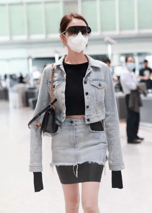 张天|有种“保守”叫张天爱嫌裙子太短，多加一层黑布，谁知巨显腿长