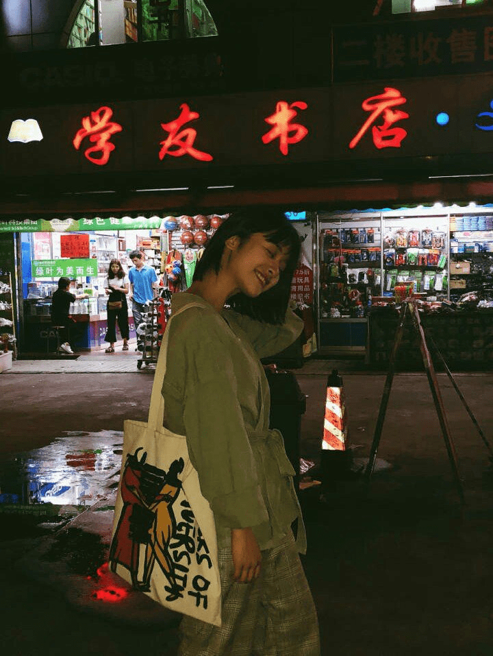 衬衣|短发少女沈月高调回归，清新学生装演绎少女感，娃娃领衬衣真的绝