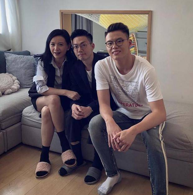 曾华倩|曾华倩晒聚会照，56岁留波波头腹部却凹陷，真实老态根本藏不住！