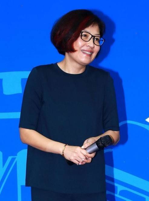 黑色|哈文真是个坚毅的女人，身穿黑白装挺朴素，但自身的高贵感藏不住