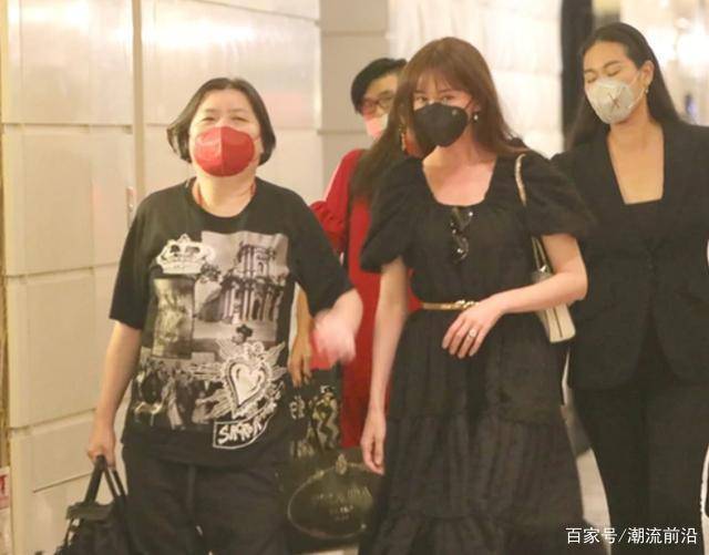 友人|林志玲与友人外出被拍，穿娃娃裙尽显少女范，生图状态哪像45岁？