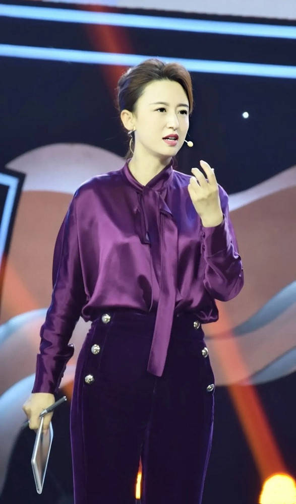 张蕾|央视主持人的时尚感有多强？难驾驭的紫色调，42岁张蕾也能hold住