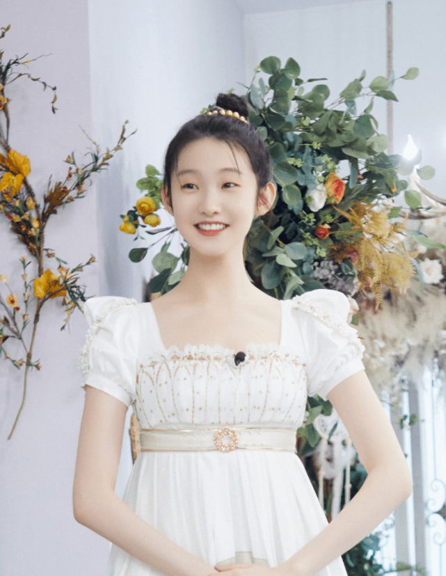 洛丽塔|有种“特殊”叫张艺凡穿洛丽塔，别人都是搭小皮鞋，她非要玩另类