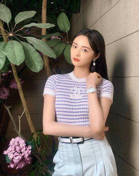 黑色|周洁琼原来是“小腰精”！穿BM风毛衣配牛仔裤，A4腰太惊艳