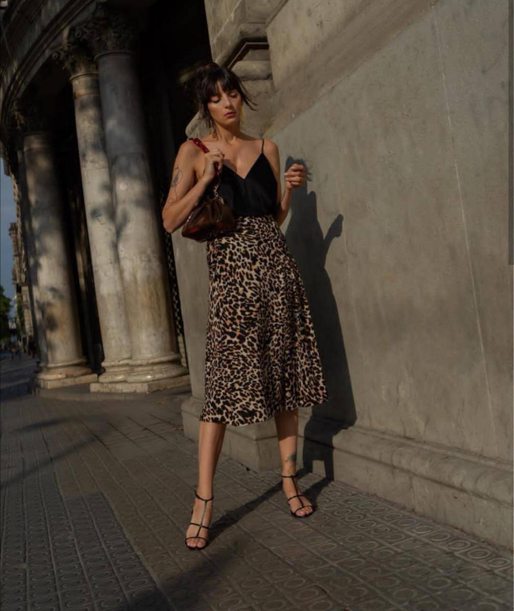 丝绸|这个夏季你缺一件“液体吊带”，配裙子很好看，适合不会搭配的你