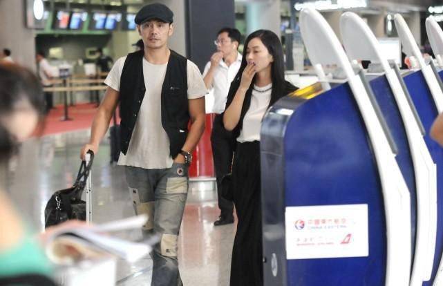 邵兵|邵兵妻子挺文艺，黑白穿搭看着都很艺术，淡妆也能看出肌肤有多好