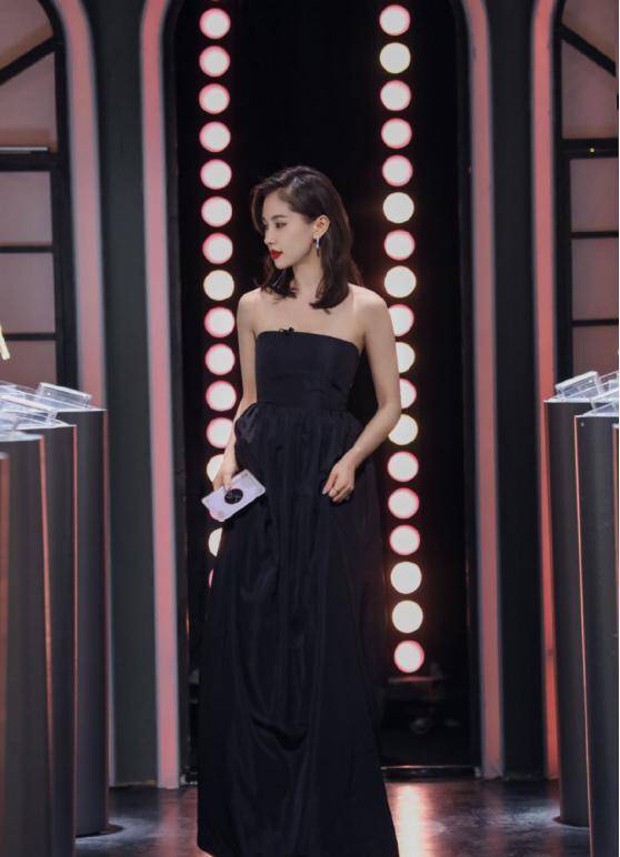 黑色|女明星齐聚节目真热闹,时尚造型琳琅满目,应采儿绿色西装很飒爽