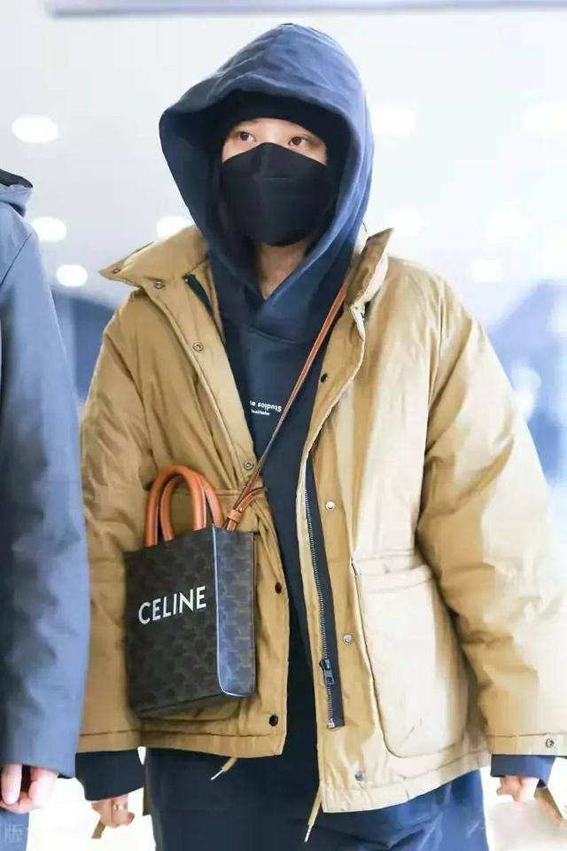 黑色|欧阳娜娜土黄色羽绒服配卫衣包裹严实,看着就暖和