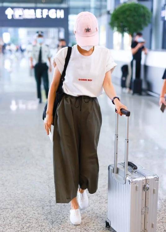 喇叭裤|马伊琍难掩“高级气质”,穿条纹衬衫配喇叭裤走机场,减龄又气质