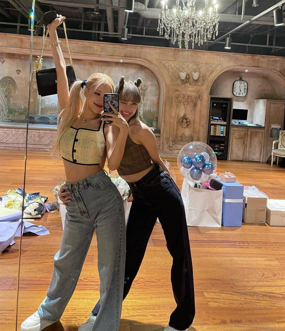 公主同框lisa和rose穿露脐装梳双马尾开心比耶