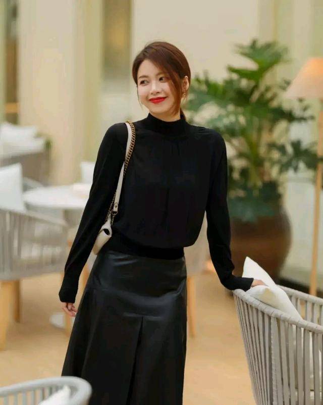 季节|全黑色一套搭配纯白色包包和鞋子，季节更替浪漫却如影随形
