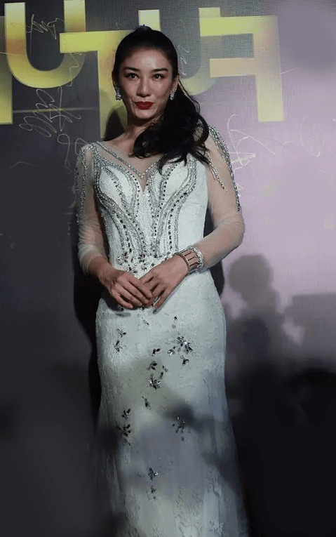 青春|黄奕气质是真好！浓妆艳抹也丝毫不显老，反而愈发青春洋溢