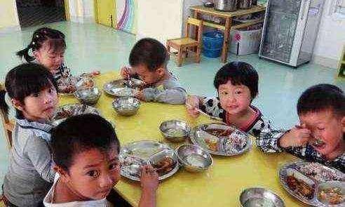 午餐|孩子总夸幼儿园饭菜香,每顿吃两碗!看到午餐照后妈妈深受打击