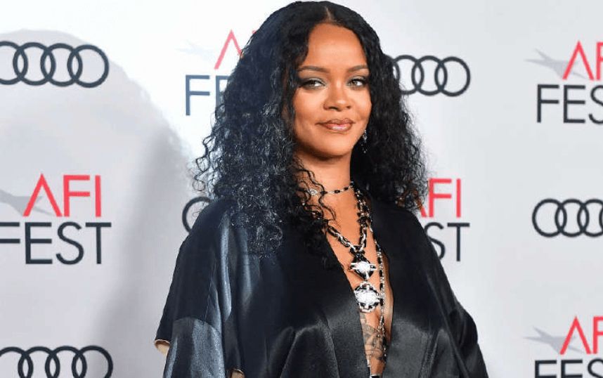 同年10月,蕾哈娜自曝与沙特阿拉伯富商hassan