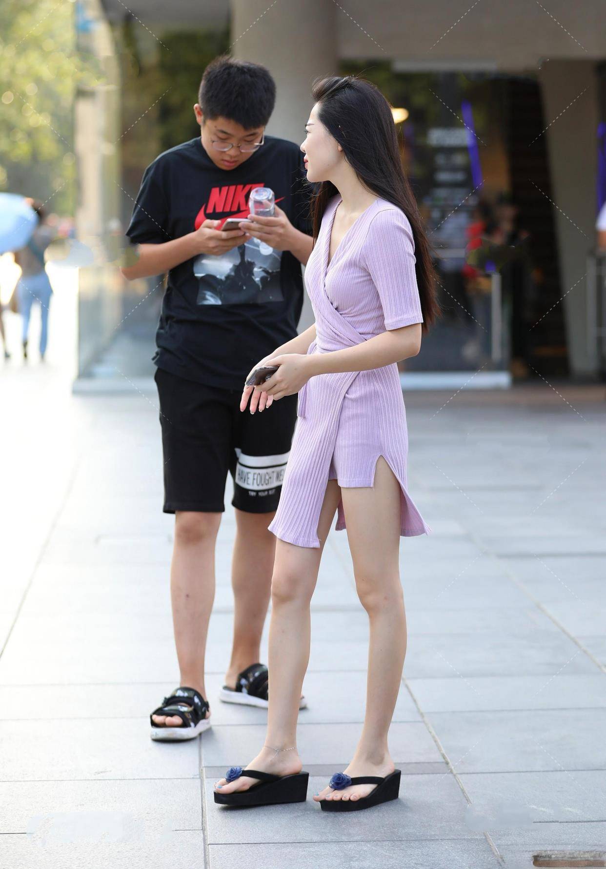 大气|配上美丽的短裙，展现青春活力的感觉，表现简单自然大气