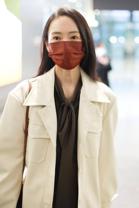 显得|童瑶终于“火”,衬衫连衣裙配风衣简约大气,复古又有气场