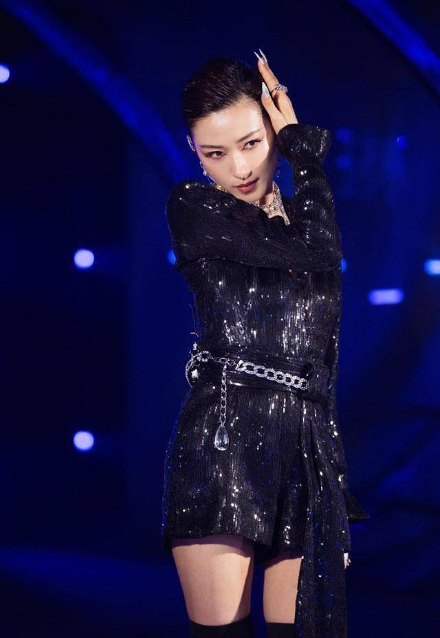 吊带|有种“帅”叫万茜扎马尾，比短发还要飒三分，难怪被称“直女斩”