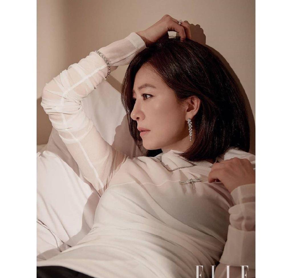 身材|这“婆娘”吃了防腐剂？53岁穿小吊带拍杂志从容优雅，看不出年龄