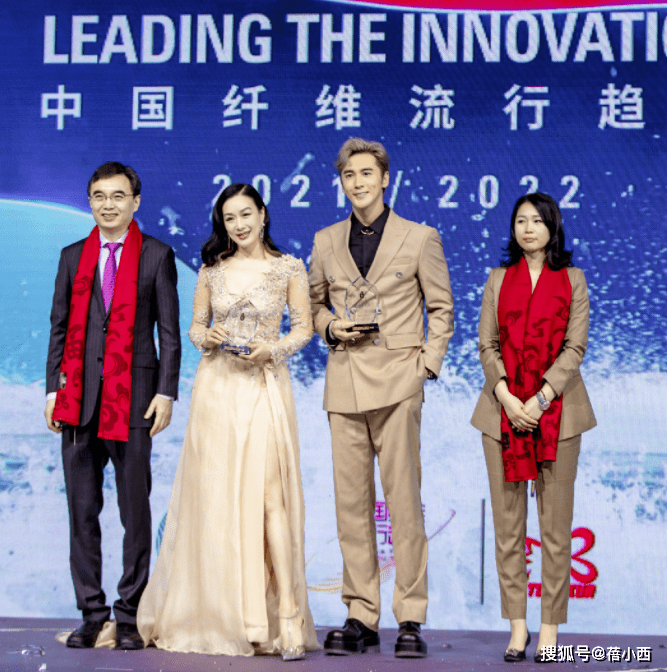 事业|钟丽缇与张伦硕甜蜜亮相，穿裸色低胸礼服裙秀事业线，性感又妩媚