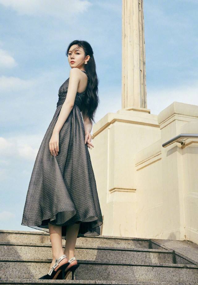 身材|1米68陈瑶是小萝莉吧！白T恤配“围裙”尽显少女风，太甜了