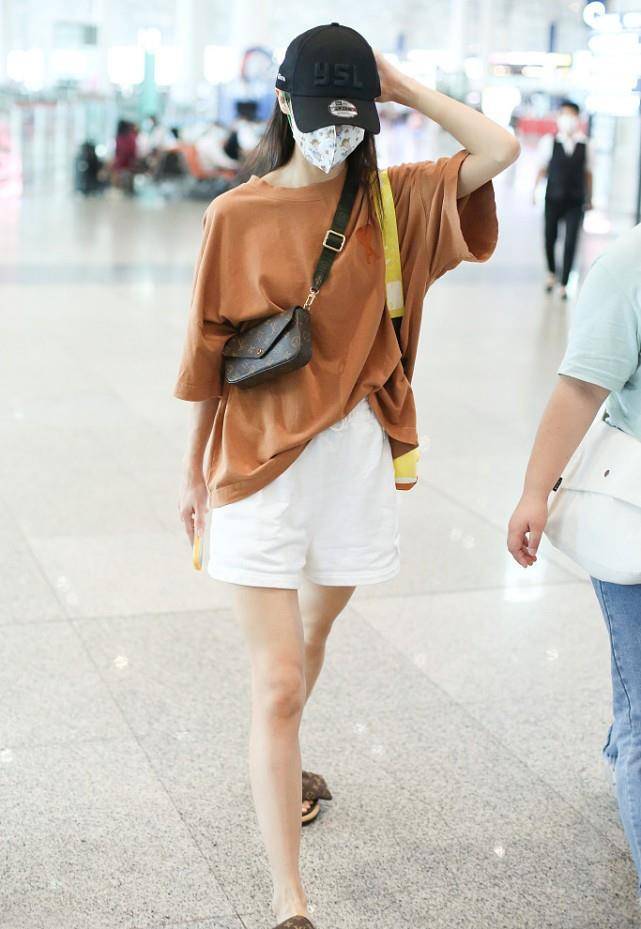 身材|金晨的造型时髦多变，在机场也穿得很洋气，一双拖鞋6千多真够豪