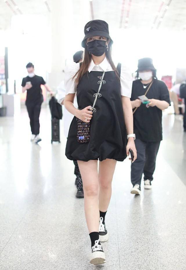 感觉|孕期的麦迪娜美得挺自然，宽松T恤配瑜伽裤，穿出轻松舒适感
