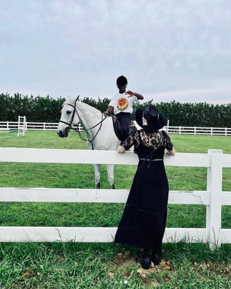 曲线|62岁麦当娜扎双麻花辫扮嫩！黑色蕾丝裙秀丰腴，27岁黑人男友超高