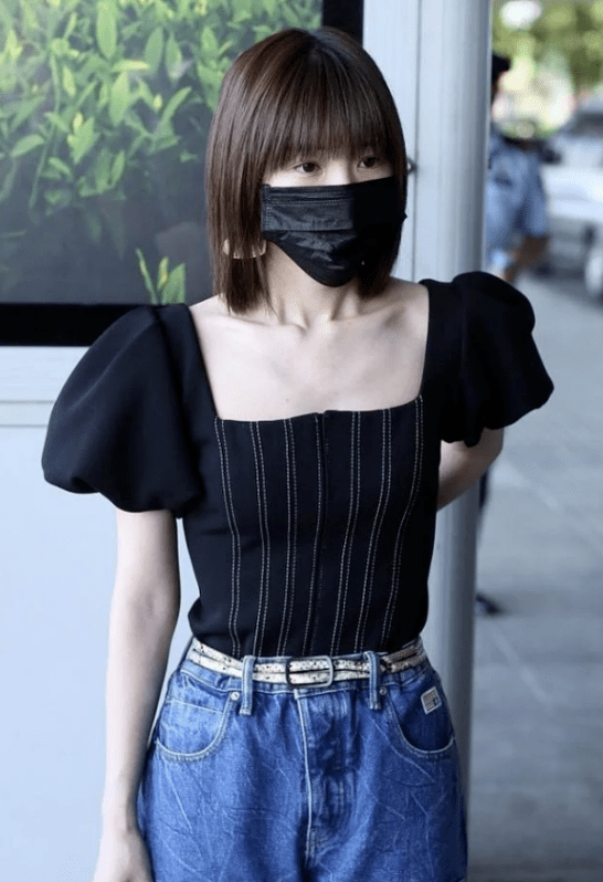 墨汁|终于等到毛晓彤放开穿，把“墨汁服”穿上，秀细到让女生羡慕的腰