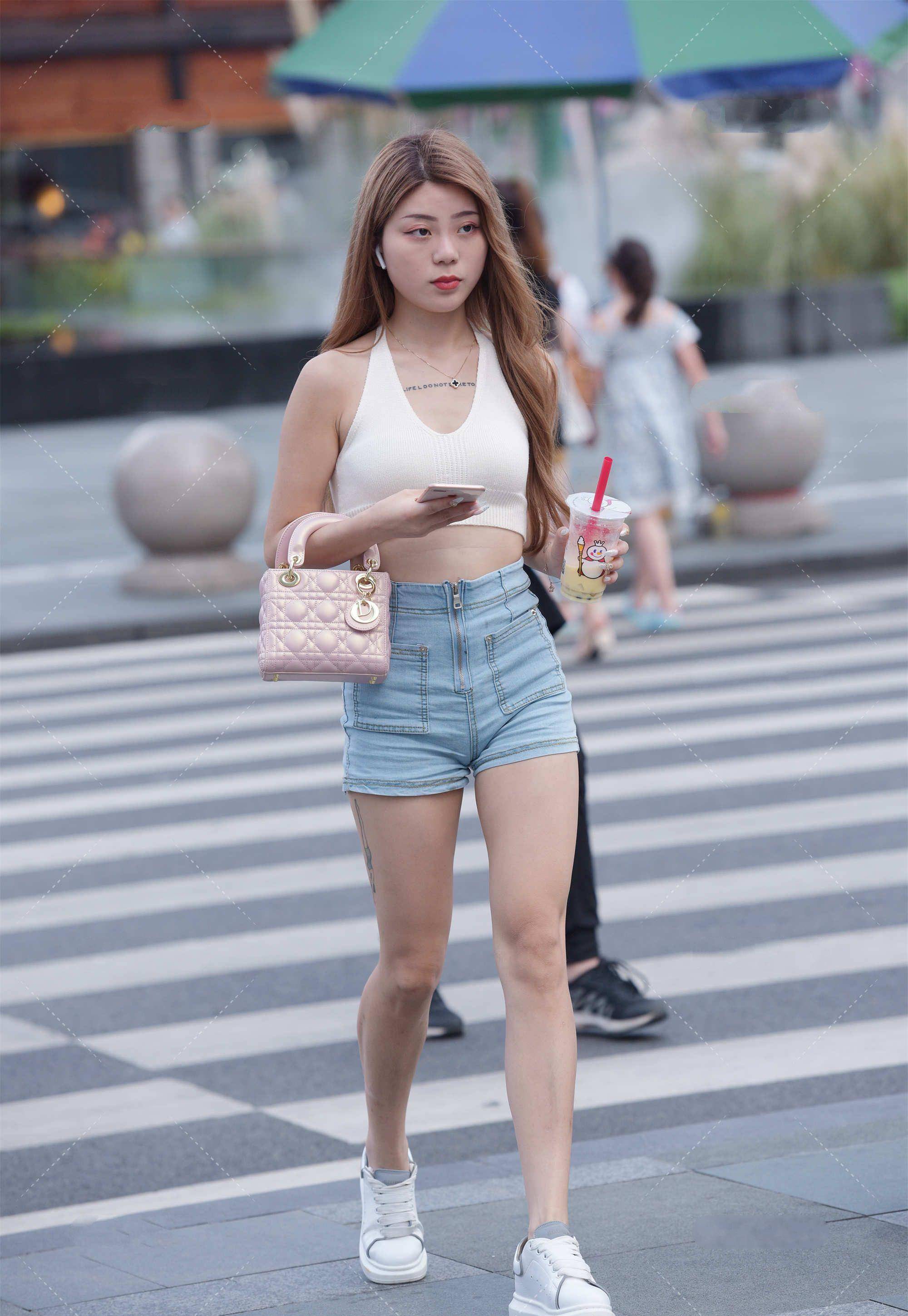 运动鞋|深灰色连衣裙搭配运动鞋，白皙可人，甜美中带着俏皮