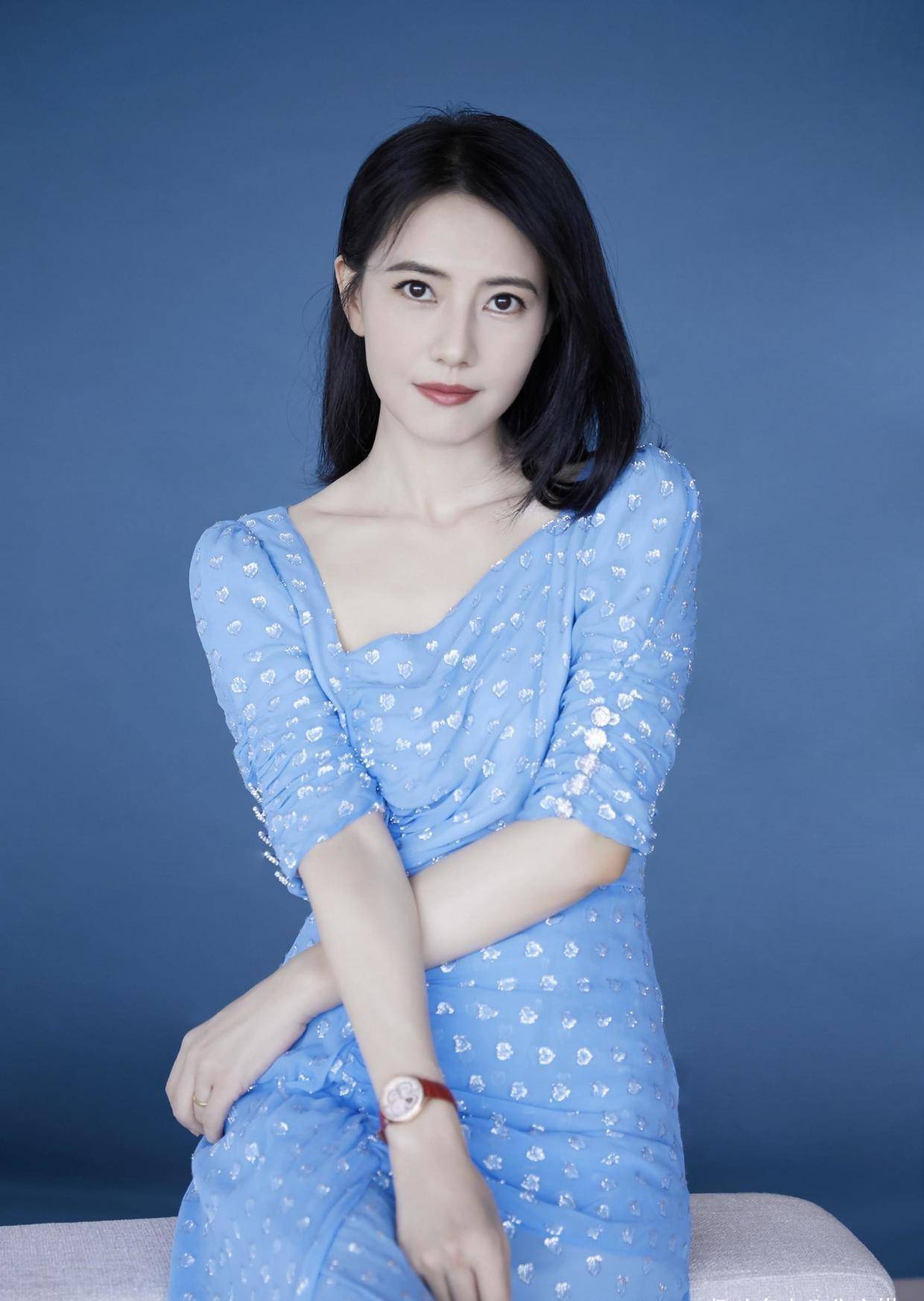 感觉|高圆圆又美了，黄色针织衫配半身裙甜美减龄，同框赵又廷一脸幸福