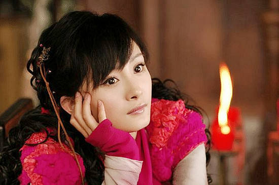 贾静雯|古装美人单手托腮什么样？李沁、唐嫣、贾静雯谁的造型最少女？