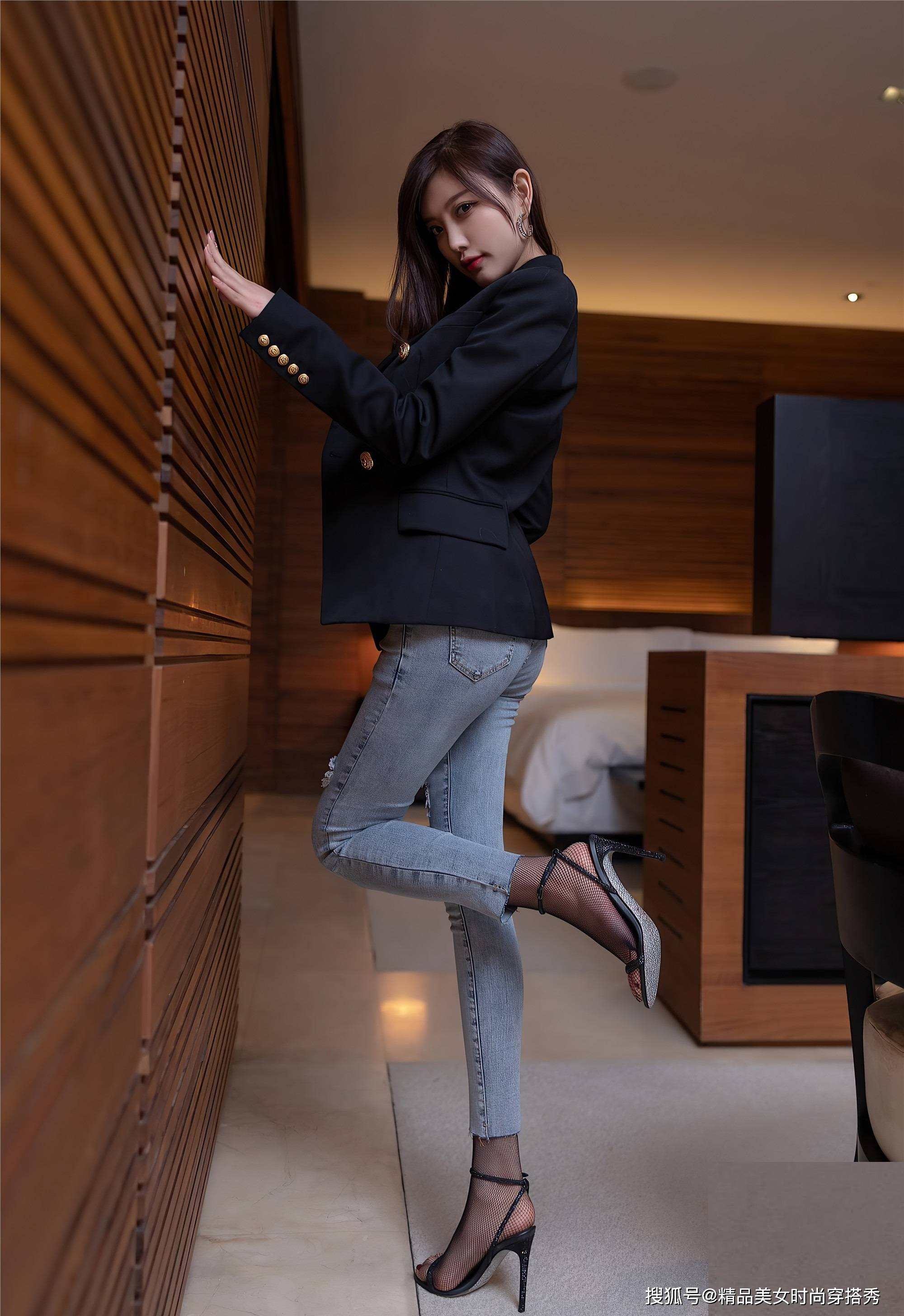 黑色|黑色的搭配沉稳却不失迷人的品味,黑色的紧身上衣精致有型