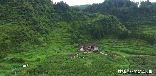 贵州山中发现一座典雅四合院，一户人家在此隐居，舍不得搬走