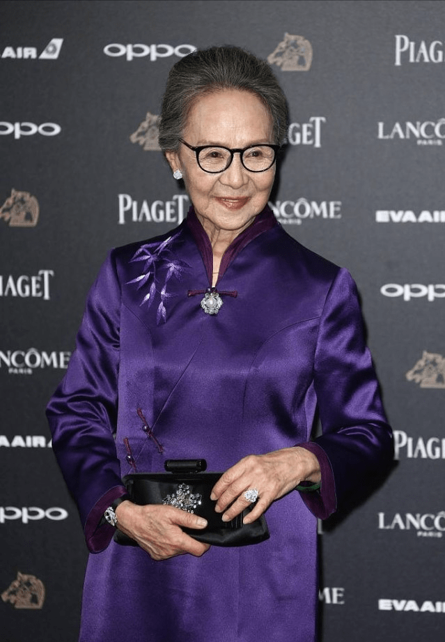 面料|刘诗诗“奶奶”才叫美韵犹存，83岁穿得华丽大气，优雅是装不出的