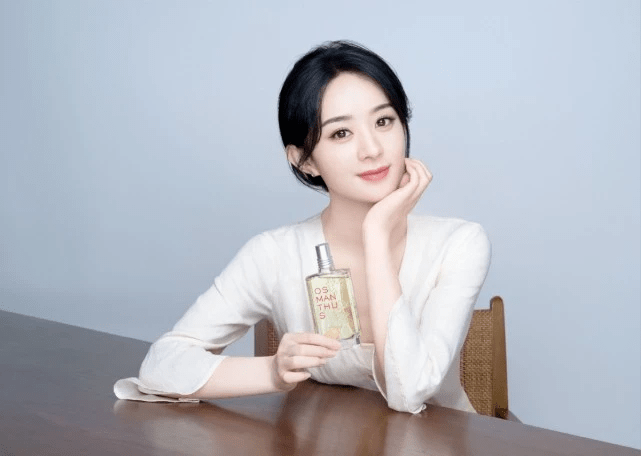 亮点|赵丽颖为消防员点赞！穿白T扎高马尾扮嫩美成校花，时尚感又强了