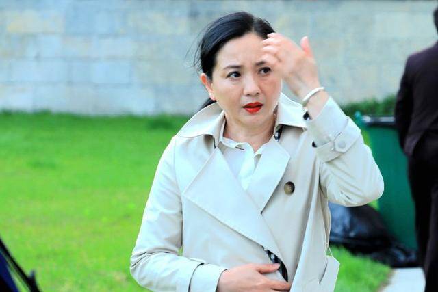 陶慧敏老了也挺会搭配,穿卡其色大衣优雅大气,但口红有点违和