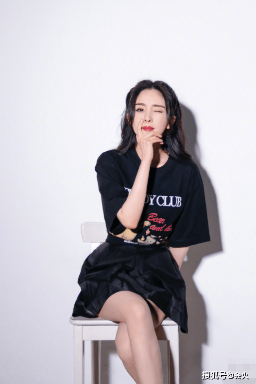 杨幂|杨幂晒手绘图画工精湛，仅用铅笔画出一个漫画美少女，线条流畅