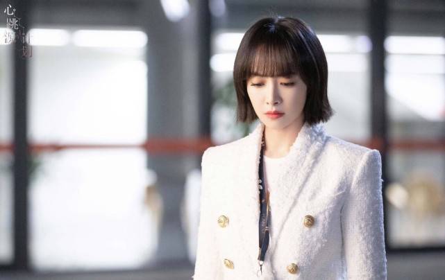 袁泉更|宋茜职场装比刘涛袁泉更火！穿紫色西装帅气十足，短发造型更霸气