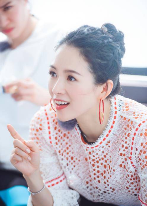 国际|章子怡换新发型气质大变，穿牛仔装没有高级感，刘海至少显老五岁